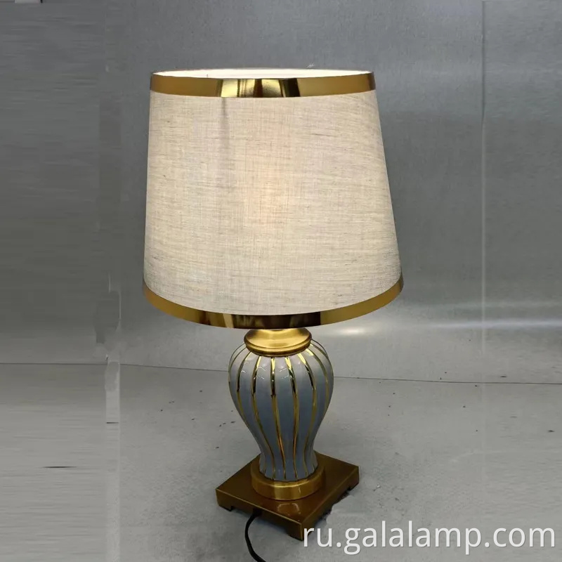 Элегантная керамическая настольная лампа с золотой металлической основой для спальни